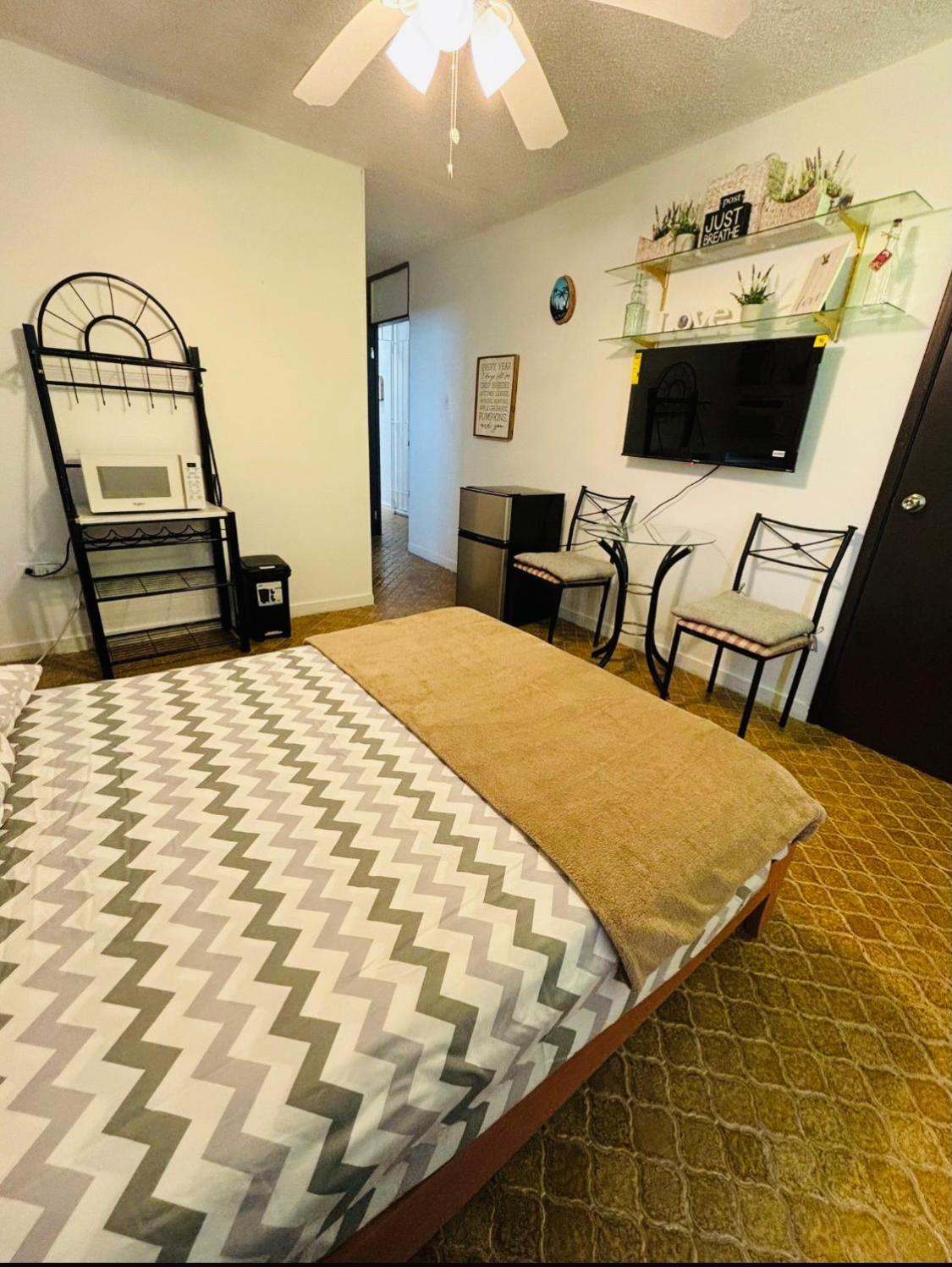 Cozy For 2 With Private Bath & Terrace Bed and breakfast *